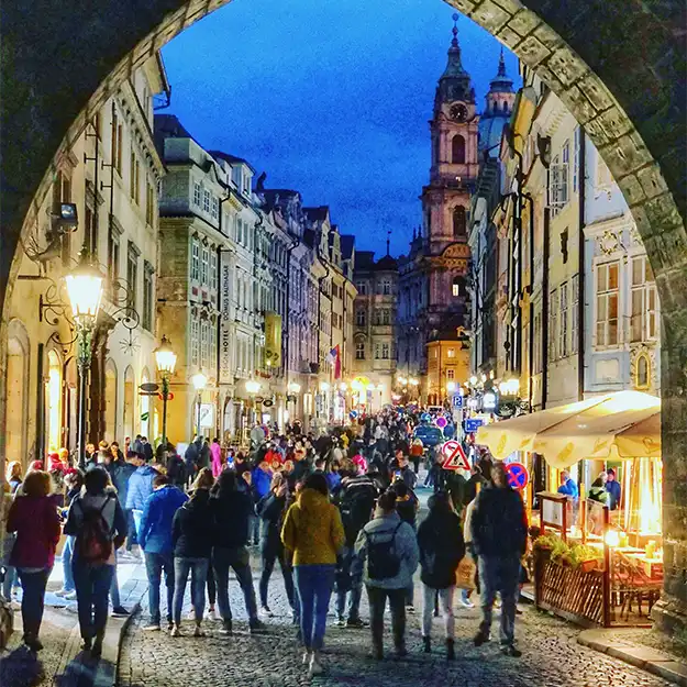 Centro histórico de Praga com turistas